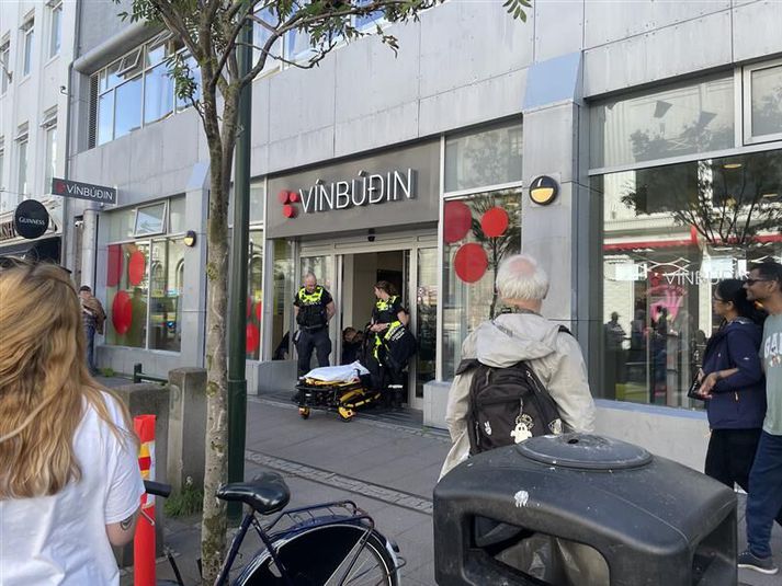Starfsfólki var boðin áfallahjálp daginn eftir, segja stjórnendur. Fjöldi fólks fylgdist með hjartahnoði sjúkraflutningamanna.