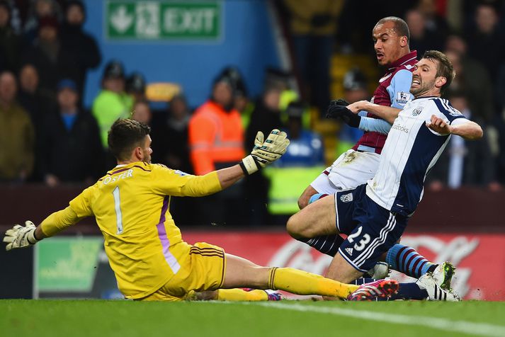 Gabriel Agbonlahor skorar fyrra mark Villa.