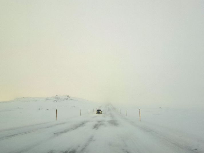 Holtavörðuheiði er lokuð eins og stendur en lokunin verður endurskoðuð á hádegi.