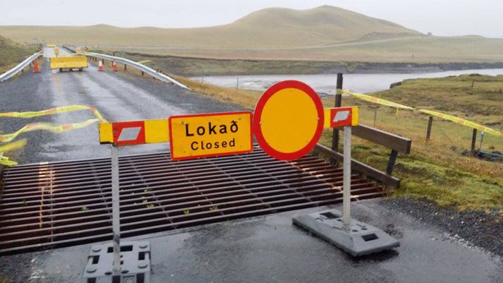 Brúin hefur verið lokuð.