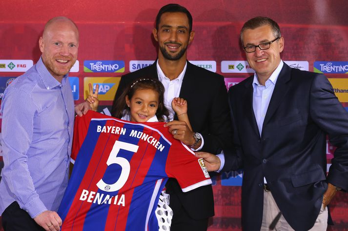 Mehdi Benatia við undirskriftina.