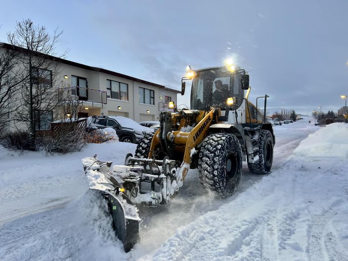 Snjóruðningstæki byrjuðu að moka í nótt en búist er við að það taki fjóra til sex daga að klára götur í borginni.