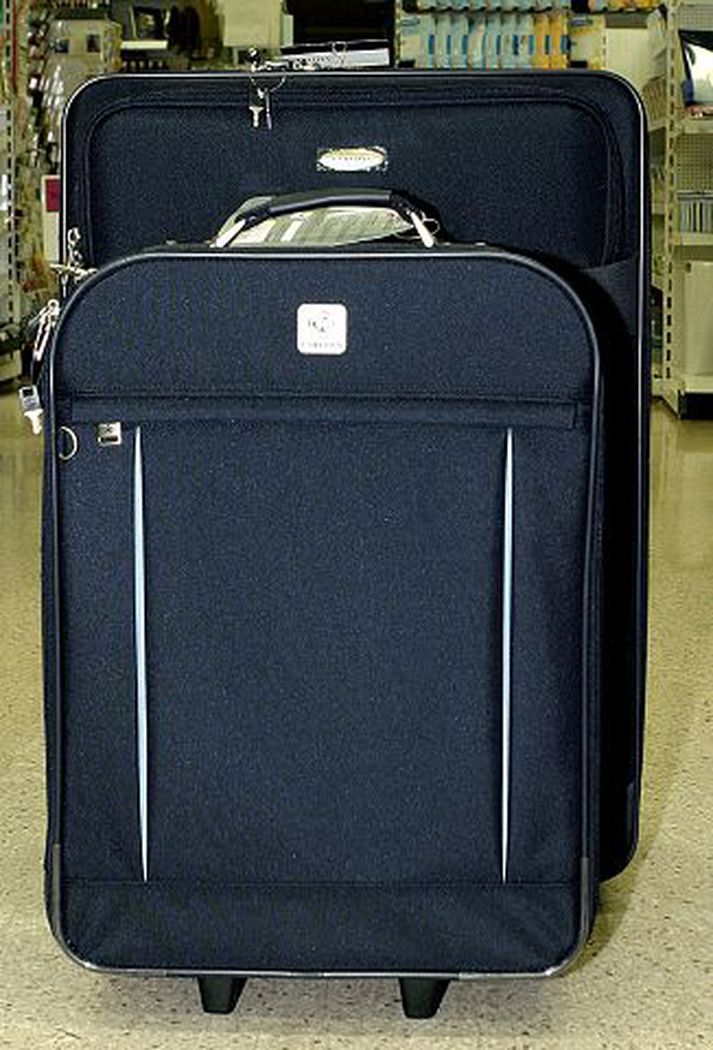 Fíkniefnin fundust falin undir fölskum botni í ferðatösku mannsins við komuna til landsins.