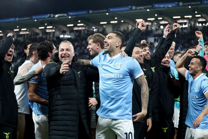 Leikmenn og þjálfarar Lazio fagna hér sigri kvöldsins