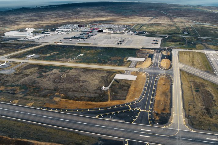 Nýja akstursbrautin „Mike“ var formlega tekin í notkun í júlí. Hún var fyrsta viðbót Isavia við flugbrautarkerfið á vellinum en allar aðrar breytingar á því hafa verið framkvæmdar af Bandaríkjaher og Nató.