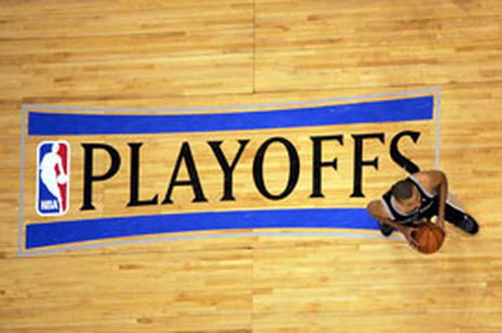 Úrslitakeppnin hefst með látum í kvöld og þá verður leikur Detroit og Orlando sýndur beint á NBA TV. Sýn Extra sýnir svo leik Phoenix og LA Lakers annað kvöld klukkan 19