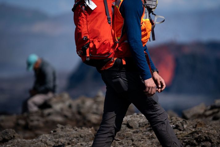 Einn slasaðist á fæti á gönguleið að eldgosinu í gær. Þá þurfti einnig að aðstoða ferðamann sem var lúinn.