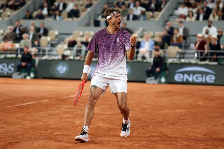 Flavio Cobolli spilaði frábærlega í kvöld og er kominn í undanúrslit Opna franska mótsins í tennis.