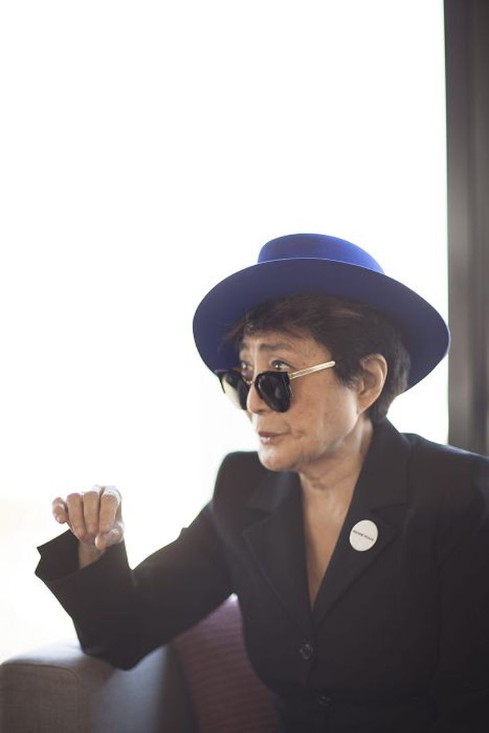 Yoko ono Ekkja Johns Lennon tendrar friðarsúluna í Viðey í kvöld. Hún mun einnig afhenda fimm einstaklingum sérstök friðarverðlaun. 