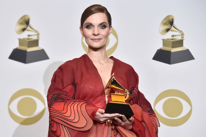 Hildur Guðnadóttir komin með Grammy-styttuna í hendurnar.