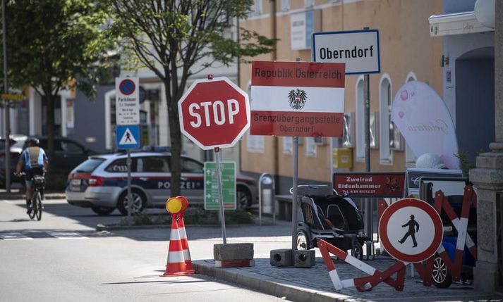 Stopp, segir hér á landamærum Þýskalands og Austurríkis. Til stendur að aflétta takmörkunum á þessum landamærum þann 15. júní.