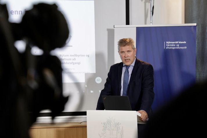 Bjarni Benediktsson segir að hagræðingu verði meðal annars náð með því að ráða ekki að nýju í störf sem losni. En óumflýjanlega þurfi að fara í einhverjar uppsagnir.