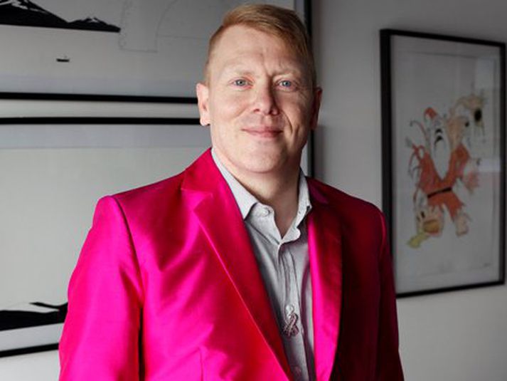 Krabbameinsfélagið gaf Jóni Gnarr borgarstjóra bleik jakkaföt í tilefni dagsins.