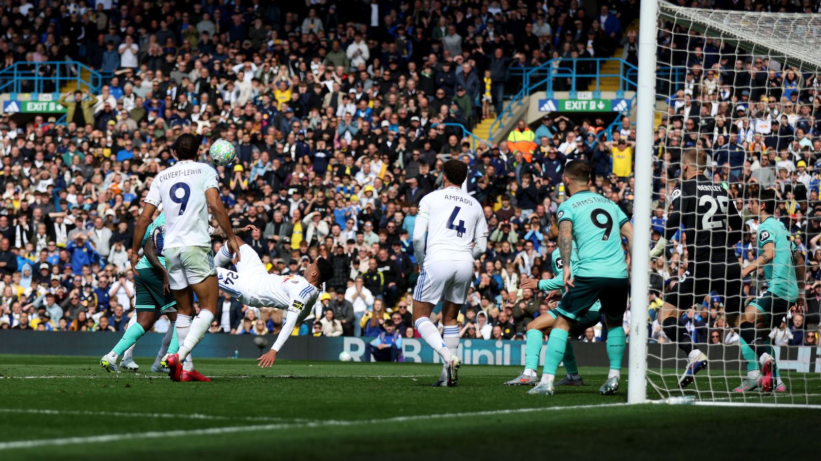 Miðvörður skoraði úr hjólhestaspyrnu í mikil­vægum sigri Leeds