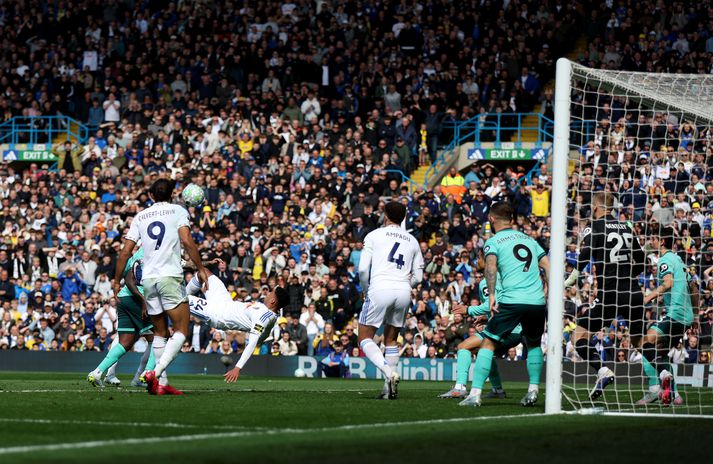 James Justin skoraði fyrsta markið úr hjólhestaspyrnu. 