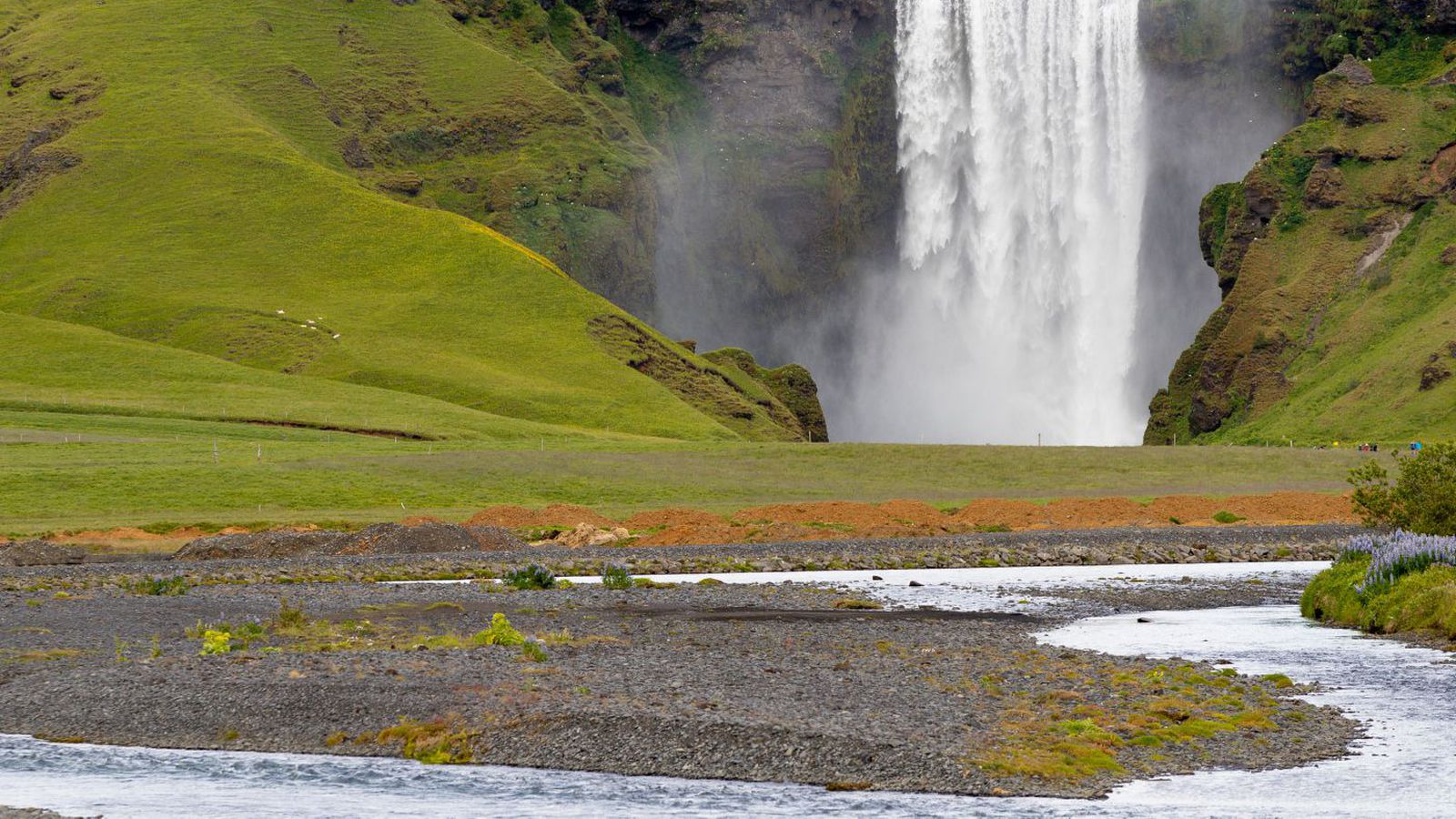 Suður­lands­vegi lokað vegna á­reksturs tveggja bíla