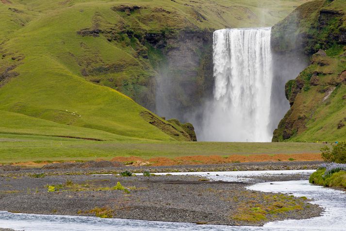 Maðurinn var úrskurðaður látinn á vettvangi við Skógafoss.