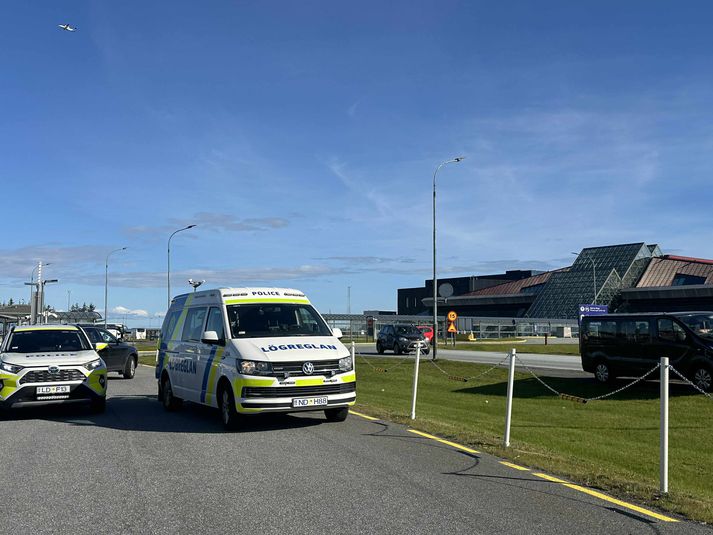 Lögreglan hyggst fylgjast betur með leigubílamálunum á Leifsstöð.
