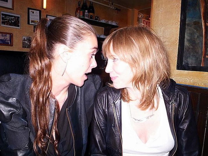 Hér eru samstarfskonurnar Hrafnhildur Hólmgeirsdóttir og Beth Orton á veitingastaðnum Luciens í New York eftir Late Show með David Letterman.