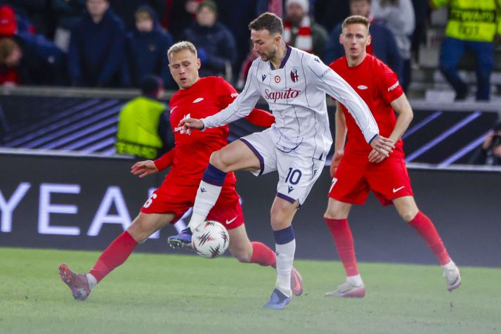 Jón Dagur Þorsteinsson sést hér í leiknum í kvöld en hann fékk besta færi Brann í þessum mikilvæga leik.