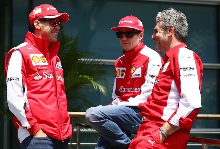 Sebastian Vettel, Maurizio Arrivabene og Kimi Raikkonen ræða málin eftir kappaksturinn í Kína.