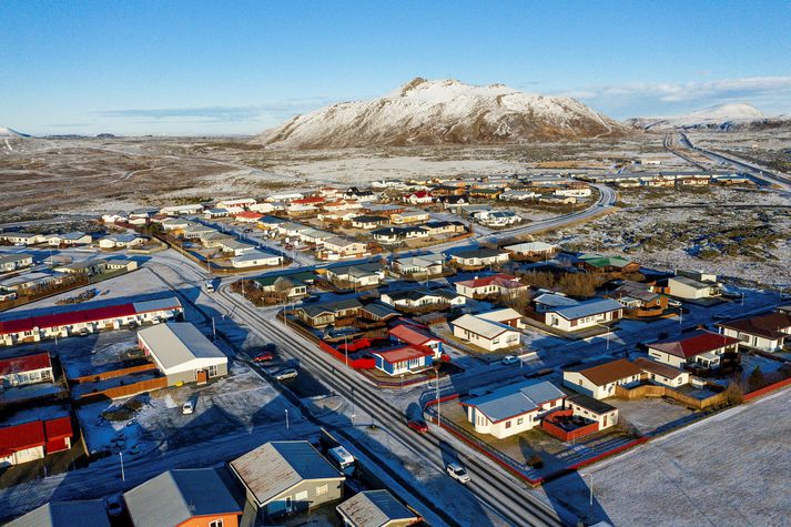 Grindavík með fjallið Þorbjörn í baksýn. Myndin var tekin í vetur þegar jarðhræringar hófust á svæðinu.