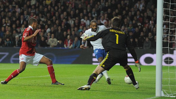 Darren Bent skorar hér fyrir England í kvöld.