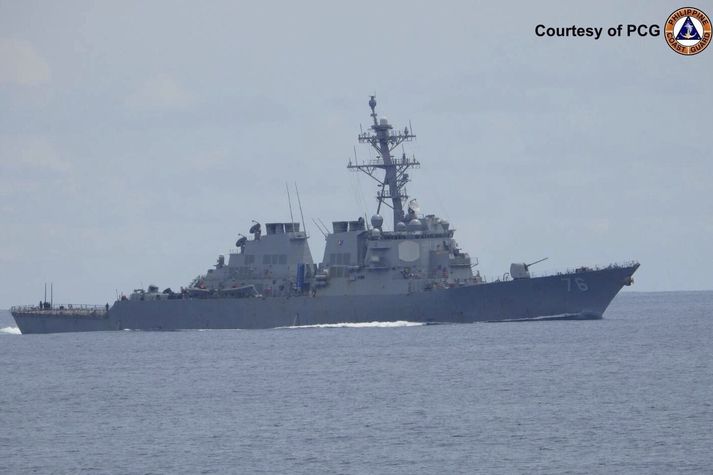 Tundurspillirinn USS Higgins nærri Scarborough-rifi í Suður-Kínahafi.