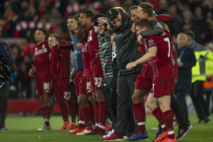 Jürgen Klopp fagnar með leikmönnum sínum.