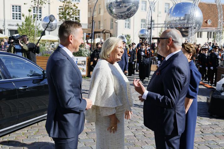 Forsetahjón heilsa eistnesku forsetahjónunum á Ráðhústorginu í Tallinn.​​​​‌﻿‍﻿​‍​‍‌‍﻿﻿‌﻿​‍‌‍‍‌‌‍‌﻿‌‍‍‌‌‍﻿‍​‍​‍​﻿‍‍​‍​‍‌﻿​﻿‌‍​‌‌‍﻿‍‌‍‍‌‌﻿‌​‌﻿‍‌​‍﻿‍‌‍‍‌‌‍﻿﻿​‍​‍​‍﻿​​‍​‍‌‍‍​‌﻿​‍‌‍‌‌‌‍‌‍​‍​‍​﻿‍‍​‍​‍‌‍‍​‌﻿‌​‌﻿‌​‌﻿​​‌﻿​﻿​‍﻿﻿​‍﻿﻿‌‍‌‍‌‍﻿﻿‌﻿​‍‌﻿​﻿‌‍‌‌‌﻿‌​‌‍‍‌​‍﻿‌‌‍‍‌‌﻿​﻿‌‍﻿​‌‍​‌‌‍﻿‍‌‍‌​‌﻿​﻿​‍﻿‍‌﻿‌‍‌‍‌‌‌﻿​‍‌‍​﻿‌‍‌‌‌‍﻿​​‍﻿‍‌‍​‌‌﻿​​‌﻿​​​‍﻿﻿‌﻿​﻿‌﻿‌​‌﻿‌‌‌‍‌​‌‍‍‌‌‍﻿﻿​‍﻿﻿‌‍‍‌‌‍﻿‍‌﻿‌​‌‍‌‌‌‍﻿‍‌﻿‌​​‍﻿﻿‌‍‌‌‌‍‌​‌‍‍‌‌﻿‌​​‍﻿﻿‌‍﻿‌‌‍﻿﻿‌‍‌​‌‍‌‌​﻿﻿‌‌﻿​​‌﻿​‍‌‍‌‌‌﻿​﻿‌‍‌‌‌‍﻿‍‌﻿‌​‌‍​‌‌﻿‌​‌‍‍‌‌‍﻿﻿‌‍﻿‍​﻿‍﻿‌‍‍‌‌‍‌​​﻿﻿‌​﻿‌​​﻿‌‍​﻿‌‍‌‍​﻿​﻿‍​​﻿‌​​﻿‌​​﻿​‌​‍﻿‌​﻿‌‍​﻿‌﻿​﻿‌﻿​﻿​‍​‍﻿‌​﻿‌​​﻿​​​﻿‌﻿​﻿‌‌​‍﻿‌​﻿‍​​﻿‌‍​﻿​​​﻿‍‌​‍﻿‌​﻿​​​﻿‌‌‌‍‌‍‌‍​‍​﻿​​​﻿‌​​﻿​‍​﻿​​​﻿‌﻿‌‍‌‍‌‍‌‌​﻿​﻿​﻿‍﻿‌﻿‌​‌﻿‍‌‌﻿​​‌‍‌‌​﻿﻿‌‌‍﻿‍‌‍‌‌‌﻿‌﻿‌﻿​﻿​﻿‍﻿‌﻿​​‌‍​‌‌﻿‌​‌‍‍​​﻿﻿‌‌﻿​​‌‍​‌‌‍‌﻿‌‍‌‌‌​​‍‌﻿‌‌‌‍‍‌‌‍﻿​‌‍‌​‌‍‌‌‌﻿​‍​‍‌‌​﻿‌‌‌​​‍‌‌﻿﻿‌‍‍﻿‌‍‌‌‌﻿‍‌​‍‌‌​﻿​﻿‌​‌​​‍‌‌​﻿​﻿‌​‌​​‍‌‌​﻿​‍​﻿​‍​﻿‍‌‌‍‌‍‌‍​﻿​﻿​﻿​﻿‌‍‌‍‌‌​﻿‌​‌‍‌​​﻿‍‌​﻿‌​​﻿​​​﻿‌‍​‍‌‌​﻿​‍​﻿​‍​‍‌‌​﻿‌‌‌​‌​​‍﻿‍‌‍‍‌‌‍﻿‌‌‍​‌‌‍‌﻿‌‍‌‌‌﻿​﻿​‍‌‌​﻿‌‌‌​​‍‌‌﻿﻿‌‍‍﻿‌‍‌‌‌﻿‍‌​‍‌‌​﻿​﻿‌​‌​​‍‌‌​﻿​﻿‌​‌​​‍‌‌​﻿​‍​﻿​‍‌‍​﻿​﻿​﻿​﻿‍​​﻿‍​​﻿‍​​﻿‍​​﻿‌‌​﻿‍‌​﻿‌‍​﻿‌‌​﻿‌﻿‌‍​‍​‍‌‌​﻿​‍​﻿​‍​‍‌‌​﻿‌‌‌​‌​​‍﻿‍‌‍​﻿‌‍​‌‌﻿​​‌﻿‌​‌‍‍‌‌‍﻿﻿‌‍﻿‍​﻿﻿﻿‌‍​‍‌‍​‌‌﻿​﻿‌‍‌‌‌‌‌‌‌﻿​‍‌‍﻿​​﻿﻿‌‌‍‍​‌﻿‌​‌﻿‌​‌﻿​​‌﻿​﻿​‍‌‌​﻿​‍‌​‌‍​‍‌‌​﻿​‍‌​‌‍‌‍‌‍‌‍﻿﻿‌﻿​‍‌﻿​﻿‌‍‌‌‌﻿‌​‌‍‍‌​‍﻿‌‌‍‍‌‌﻿​﻿‌‍﻿​‌‍​‌‌‍﻿‍‌‍‌​‌﻿​﻿​‍﻿‍‌﻿‌‍‌‍‌‌‌﻿​‍‌‍​﻿‌‍‌‌‌‍﻿​​‍﻿‍‌‍​‌‌﻿​​‌﻿​​​‍‌‌​﻿​‍‌​‌‍‌﻿​﻿‌﻿‌​‌﻿‌‌‌‍‌​‌‍‍‌‌‍﻿﻿​‍‌‍‌‍‍‌‌‍‌​​﻿﻿‌​﻿‌​​﻿‌‍​﻿‌‍‌‍​﻿​﻿‍​​﻿‌​​﻿‌​​﻿​‌​‍﻿‌​﻿‌‍​﻿‌﻿​﻿‌﻿​﻿​‍​‍﻿‌​﻿‌​​﻿​​​﻿‌﻿​﻿‌‌​‍﻿‌​﻿‍​​﻿‌‍​﻿​​​﻿‍‌​‍﻿‌​﻿​​​﻿‌‌‌‍‌‍‌‍​‍​﻿​​​﻿‌​​﻿​‍​﻿​​​﻿‌﻿‌‍‌‍‌‍‌‌​﻿​﻿​‍‌‍‌﻿‌​‌﻿‍‌‌﻿​​‌‍‌‌​﻿﻿‌‌‍﻿‍‌‍‌‌‌﻿‌﻿‌﻿​﻿​‍‌‍‌﻿​​‌‍​‌‌﻿‌​‌‍‍​​﻿﻿‌‌﻿​​‌‍​‌‌‍‌﻿‌‍‌‌‌​​‍‌﻿‌‌‌‍‍‌‌‍﻿​‌‍‌​‌‍‌‌‌﻿​‍​‍‌‌​﻿‌‌‌​​‍‌‌﻿﻿‌‍‍﻿‌‍‌‌‌﻿‍‌​‍‌‌​﻿​﻿‌​‌​​‍‌‌​﻿​﻿‌​‌​​‍‌‌​﻿​‍​﻿​‍​﻿‍‌‌‍‌‍‌‍​﻿​﻿​﻿​﻿‌‍‌‍‌‌​﻿‌​‌‍‌​​﻿‍‌​﻿‌​​﻿​​​﻿‌‍​‍‌‌​﻿​‍​﻿​‍​‍‌‌​﻿‌‌‌​‌​​‍﻿‍‌‍‍‌‌‍﻿‌‌‍​‌‌‍‌﻿‌‍‌‌‌﻿​﻿​‍‌‌​﻿‌‌‌​​‍‌‌﻿﻿‌‍‍﻿‌‍‌‌‌﻿‍‌​‍‌‌​﻿​﻿‌​‌​​‍‌‌​﻿​﻿‌​‌​​‍‌‌​﻿​‍​﻿​‍‌‍​﻿​﻿​﻿​﻿‍​​﻿‍​​﻿‍​​﻿‍​​﻿‌‌​﻿‍‌​﻿‌‍​﻿‌‌​﻿‌﻿‌‍​‍​‍‌‌​﻿​‍​﻿​‍​‍‌‌​﻿‌‌‌​‌​​‍﻿‍‌‍​﻿‌‍​‌‌﻿​​‌﻿‌​‌‍‍‌‌‍﻿﻿‌‍﻿‍​‍‌‍‌﻿​​‌‍‌‌‌﻿​‍‌﻿​﻿‌﻿​​‌‍‌‌‌‍​﻿‌﻿‌​‌‍‍‌‌﻿‌‍‌‍‌‌​﻿﻿‌‌﻿​​‌﻿‌‌‌‍​‍‌‍﻿​‌‍‍‌‌﻿​﻿‌‍‍​‌‍‌‌‌‍‌​​‍​‍‌﻿﻿‌  