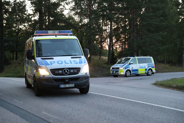 Lögreglan hefur girt sveitabæinn, þar sem lík konunnar fannst, af.