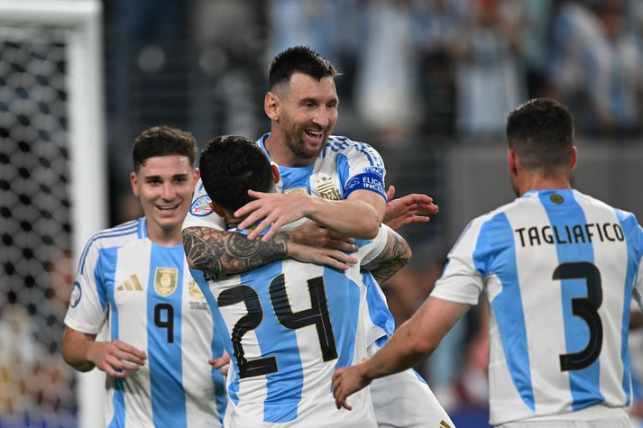 Lionel Messi fagnar marki sinu í undanúrslitaleiknum á móti Kanada í nótt.