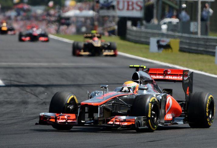 Hamilton ók stórkoslega í Ungverjalandi og kom í mark á undan Lotus-bílunum tveimur.