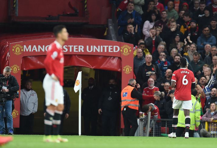 Paul Pogba gengur af velli eftir að Anthony Taylor gaf honum rauða spjaldið gegn Liverpool.