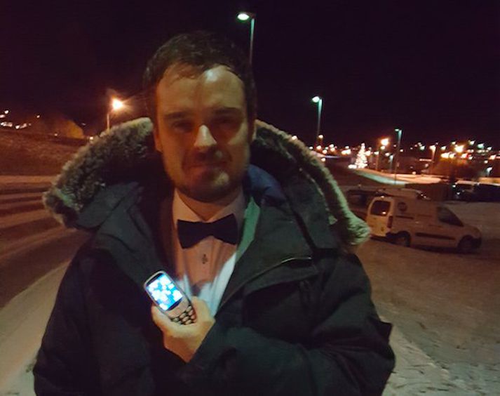 Guðfinnur Einarsson með gjöf gjafanna þessi jólin, Nokia 3310 farsímann.