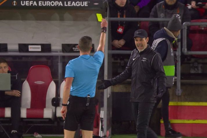 Freyr fékk að líta guld spjald fyrir mótmæli við rauðu spjaldi. 