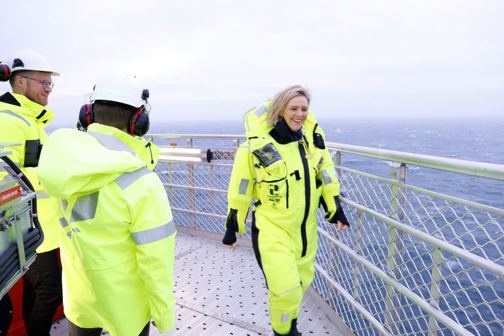 Sylvi Listhaug, olíumálaráðherra Noregs, lent á Johan Sverdrup-svæðinu í Norðursjó, til að vera við opnunarathöfnina.