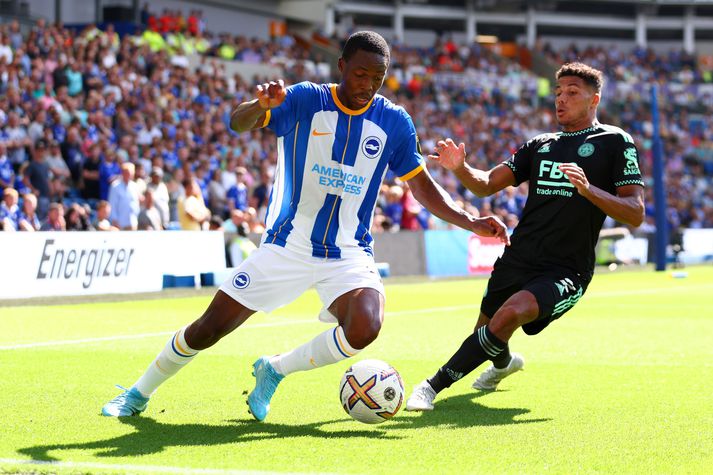 Enock Mwepu í leik Brighton og Leicester City sem reyndist hans síðasti á ferlinum. Brighton vann leikinn, 5-2.