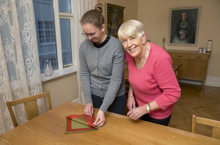 Margrét Sigfúsdóttir leiðbeinir nemanda við servíettubrotið.