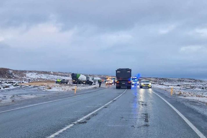 Slysið átti sér stað á Grindavíkurvegi á tólfta tímanum í gærmorgun. Tveir létust í slysinu.