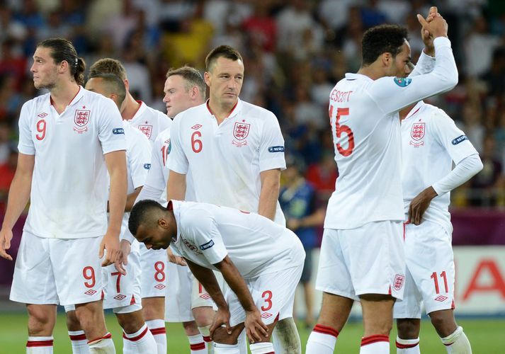 Ashley Cole og félagar eftir tapið á móti Ítalíu.