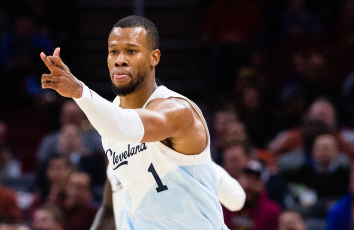 Rodney Hood, leikmaður Cleveland, fagnar í nótt.