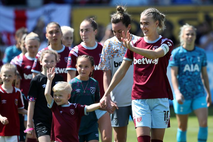 Dagný Brynjarsdóttir leiðir hér West Ham liðið út sem fyrirliði en með henni er sonurinn Brynjar Atli.