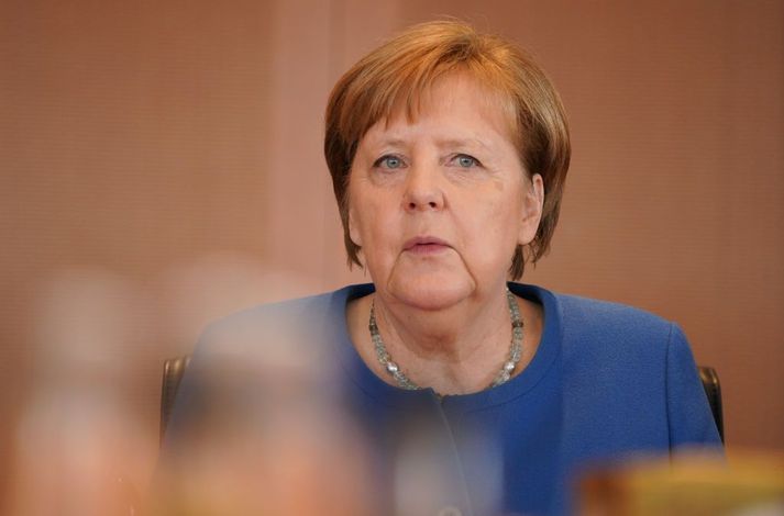 Angela Merkel Þýskalandskanslari mætti til ríkisstjórnarfundar í morgun þar sem viðbrögð við kórónuveirufaraldrinum var ræddur.