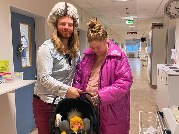 Vala Eiríks og Óskar Logi eignuðust dreng.
