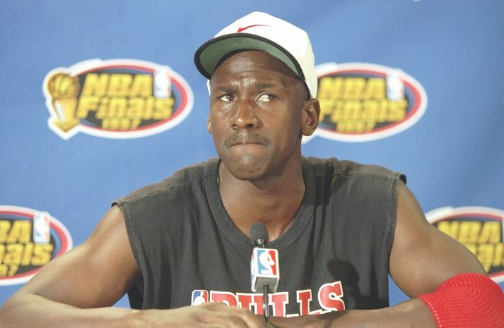 Michael Jordan eftir að Chicago Bulls vann titilinn 1997 en þá reddaði hann Robert Parish fjórða og síðasta hringnum á hans ferli.