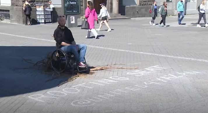 Hjólastól var komið fyrir á Lækjartorgi þar sem stuðningsmenn Yazans skiptust á að sitja.