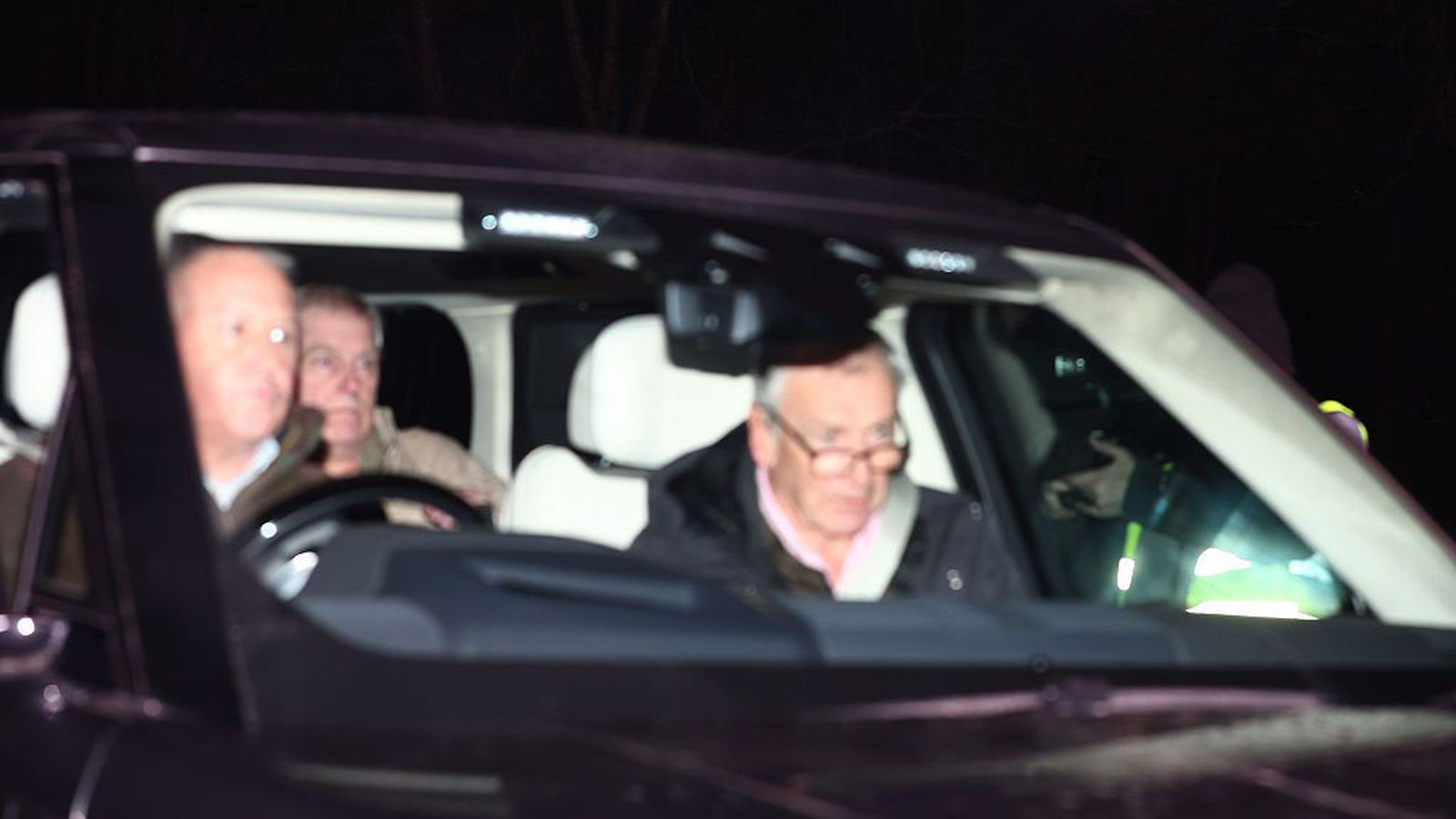 Á­fram hús­leit á fyrra heimili Andrews