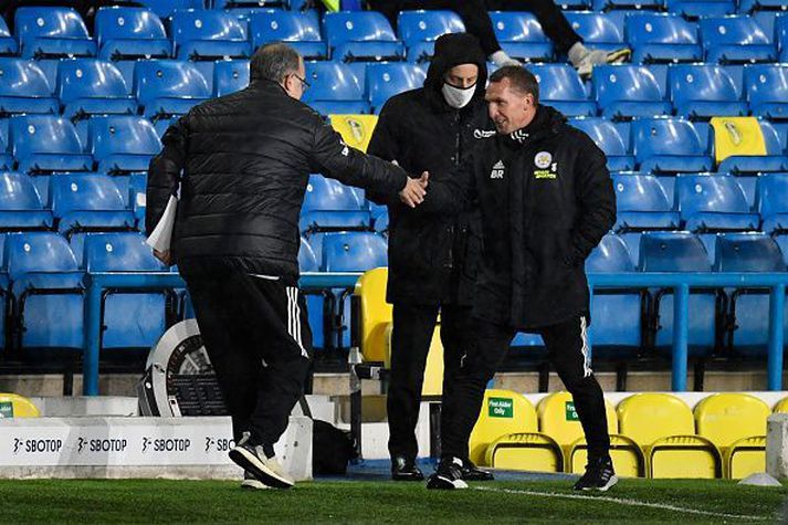 Rodgers og Marcelo Bielsa taka í spaðann á hvor öðrum.