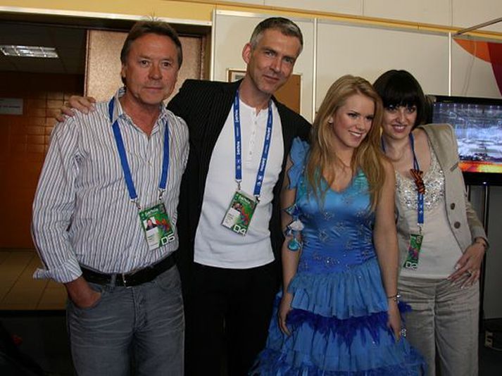 Christopher Neal, Óskar Páll Sveinsson Tinatin Japaridze höfundar lagsins ásamt Jóhönnu Guðrúnu.